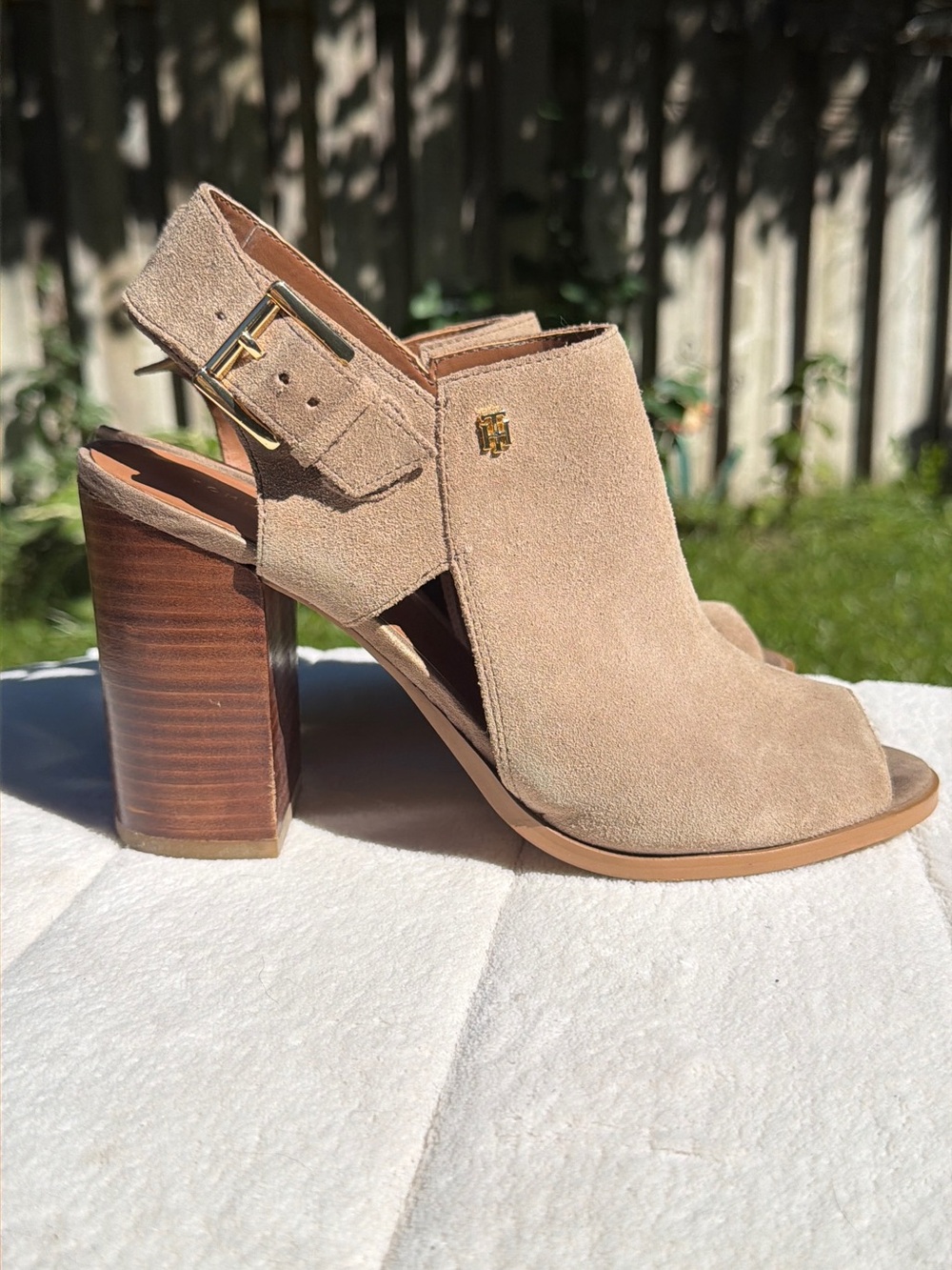 Tommy Hilfiger Tan Suede Block‑Heel Sandals – Women’s Size 9– Wood Heel – Gold